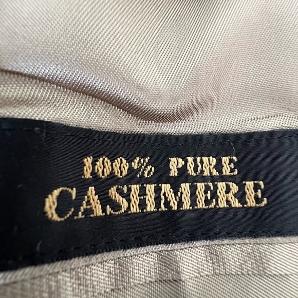 Suit coat is in perfect condition. Such nice detailing Great quality - Picture 2 of 5